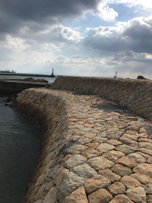 爆風のなかで…