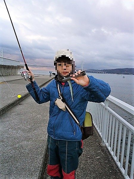 次男とサヨリ釣り
