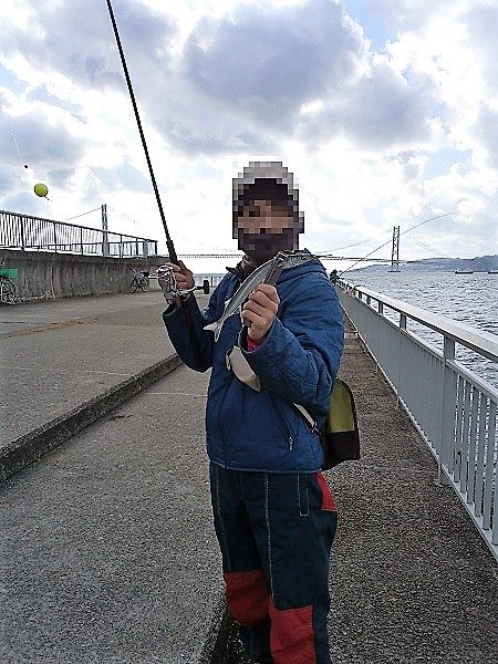 次男とサヨリ釣り