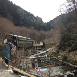 竿先凍る真冬の千早