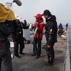 アオリイカが釣れはじめるまでは近くて快適なとっとパークでの青物面白い！【角田裕介氏連載記事浮きアオリイカ釣り 第17弾】