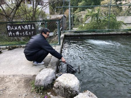 千早川マス釣場 嵐でも好調