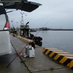雨の志筑でキス狙い