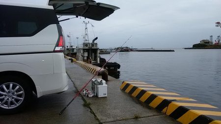 雨の志筑でキス狙い