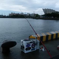 雨の志筑でキス狙い