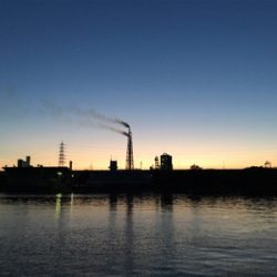 夜明け前から日没後まで