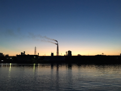 夜明け前から日没後まで