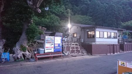 ウミックさんの筏。泳がせでハマチとアコウなど