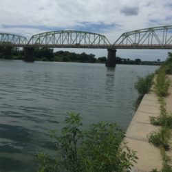 田井ノ瀬橋下で紀ノ川バス