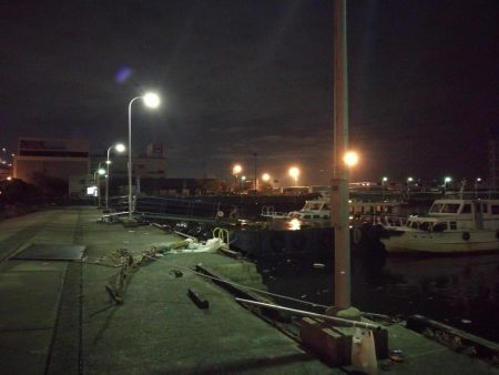 小雨降る、南港フェリーヘチ釣り （渋い！小キビレ、小真チヌ 釣果のみ）