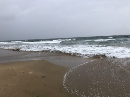 荒れてます、雨降ってます