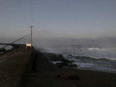 大時化の三国突堤にてシーバス