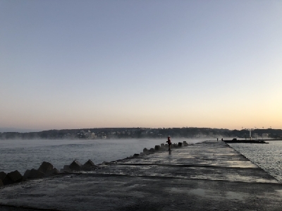 大時化の三国突堤にてシーバス