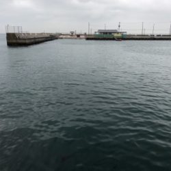 小島にて、雨の日大潮。