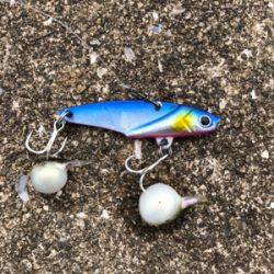 戦闘機が頭上を飛ぶ。チニング