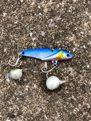 戦闘機が頭上を飛ぶ。チニング