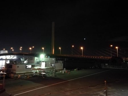 南港カモメ大橋ヘチ釣行 (27日台風前にヘチ釣り~ 真チヌ44.5cm、キビレ、ガシラ 釣果有り)