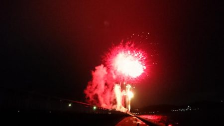 梅雨前線停滞あいにくの雨、花火も上がり夏来る