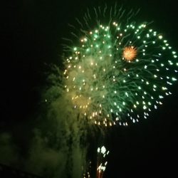 梅雨前線停滞あいにくの雨、花火も上がり夏来る
