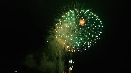 梅雨前線停滞あいにくの雨、花火も上がり夏来る