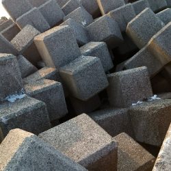 テトラで穴釣り カサゴ一匹バラし、一匹ゲット、サングラス海に落とした