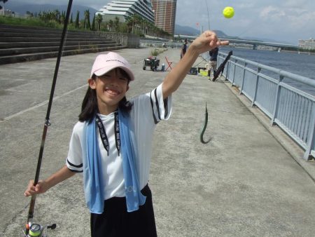 南芦屋浜 孫娘のサヨリデビュー