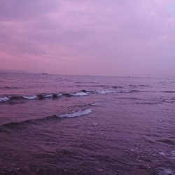 波打ち際の攻防戦。〜いい引きしましたぁ〜！