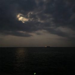 満月の冨具崎漁港。