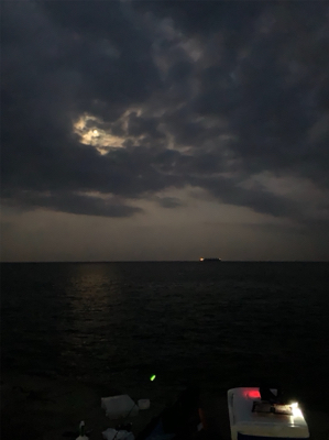 満月の冨具崎漁港。