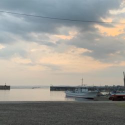 満月の冨具崎漁港。