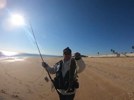 津サーフフィッシング 寒い中マゴチ釣れました