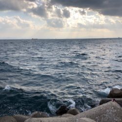 強風の中のショアジギング！