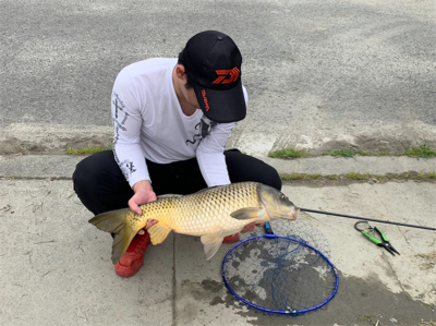 海は何も釣れないので用水路にてカープフィッ…