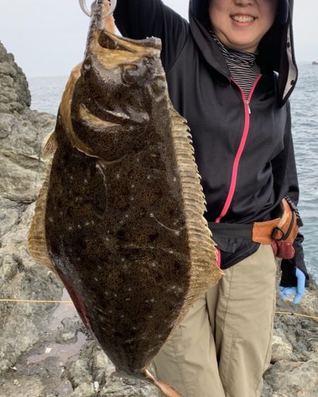 鴨川港よこ弁天島　泳がせで大物！　ヒラメと…