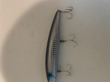 雨の中の市役所裏で