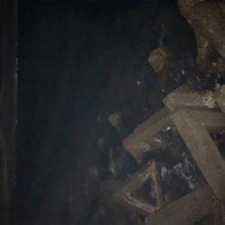 東からの爆風に耐えて