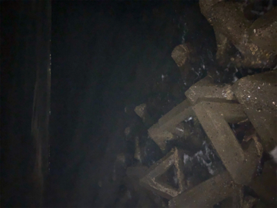 東からの爆風に耐えて