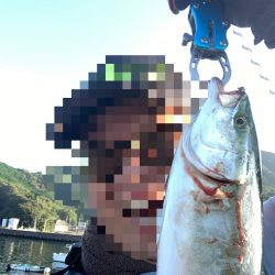 堤防からツバス!