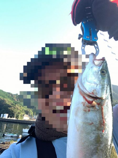 堤防からツバス!