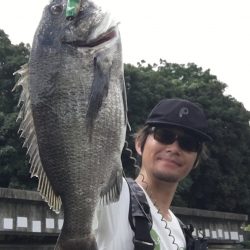 荒れる波間でHAPPY RIDE ON!