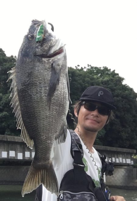 荒れる波間でHAPPY RIDE ON!