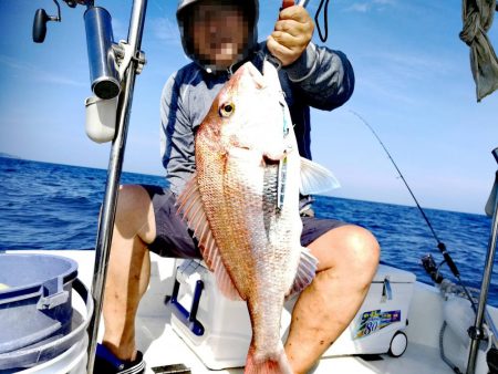 激渋の中、何とか良型マダイ!!