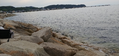 子供が海で泳いでる間の束の間