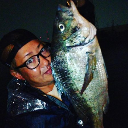 エビ(活)で鯛(黒)を釣る