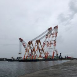 雨で足元が悪い中