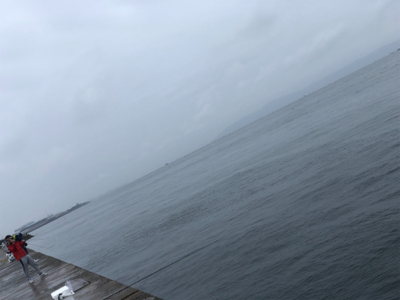 雨で足元が悪い中