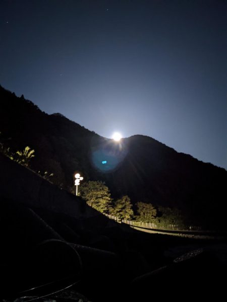 中秋の名月を見ながら