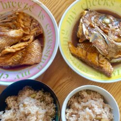 大きな赤と黒とカレイ