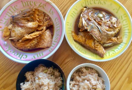 大きな赤と黒とカレイ