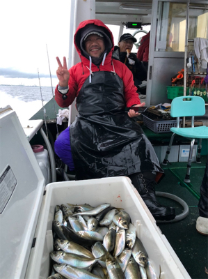 知り合いの船でアジ釣りに！